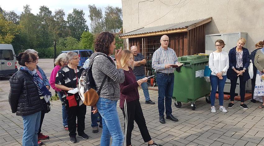 Roihuvuoren srk ryhmä tutustumassa Peeteln lastenkotiin. Ihmisiä ulkona ja matkanjohtajana Kari Laaksonen. Kuva: srk:n arkisto.