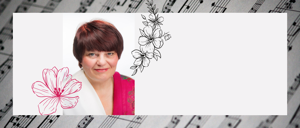 Kanttori Maija Pesonen-Kareinen ympärillään piirrettyjä kukkia. Taustalla nuotteja.