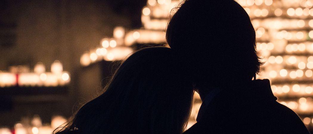 kahden ihmisen siluetti