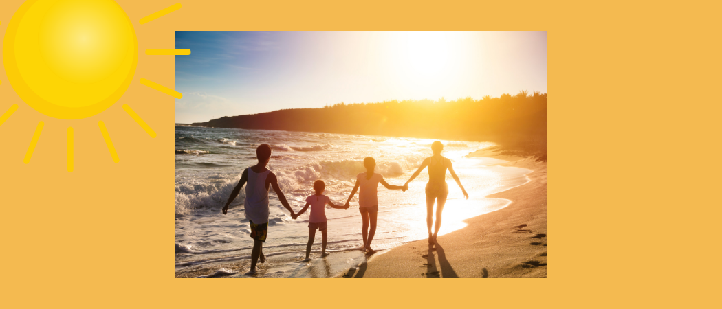 keltaisella taustalla perhe juoksee rannalla vesirajassa auringon laskiessa