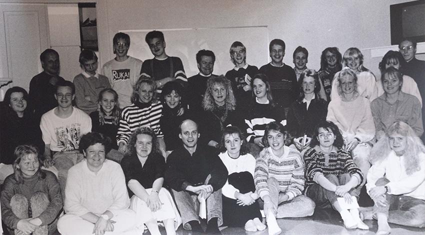 Roihuvuoren srk-nuoria 1980-luvun lopulla yhteiskuvassa. Kuva: Roihuvuoren srk arkisto.