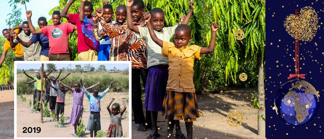 Tansanialaisia lapsia vuonna 2019 pienten puun taimien vieressä ja 2022 samat taimet ovat kasvaneet puiksi.