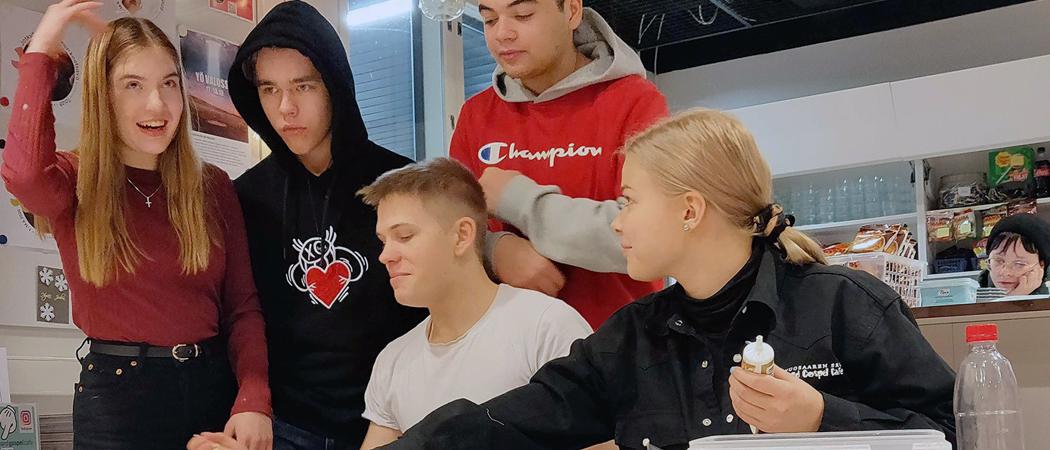 Nuoria leipomassa piparkakkuja Valon kahvilassa.