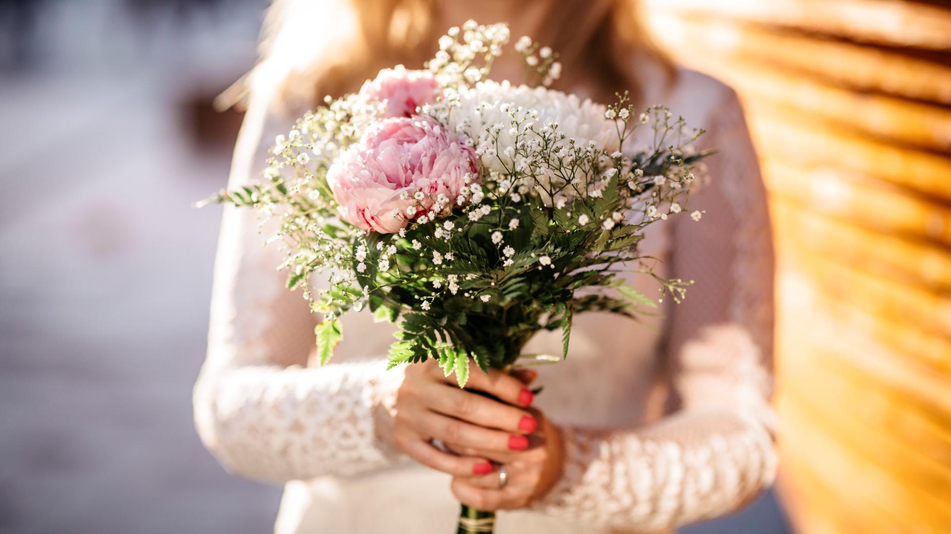 Person som håller i en blombukett