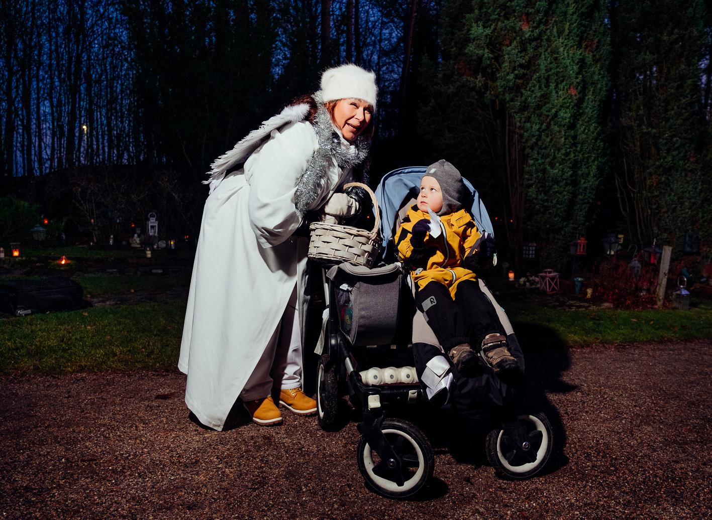 Enkeli Päivi Ahmaoja ja lapsi Lasten pyhänpäivä Malmin hautausmaalla