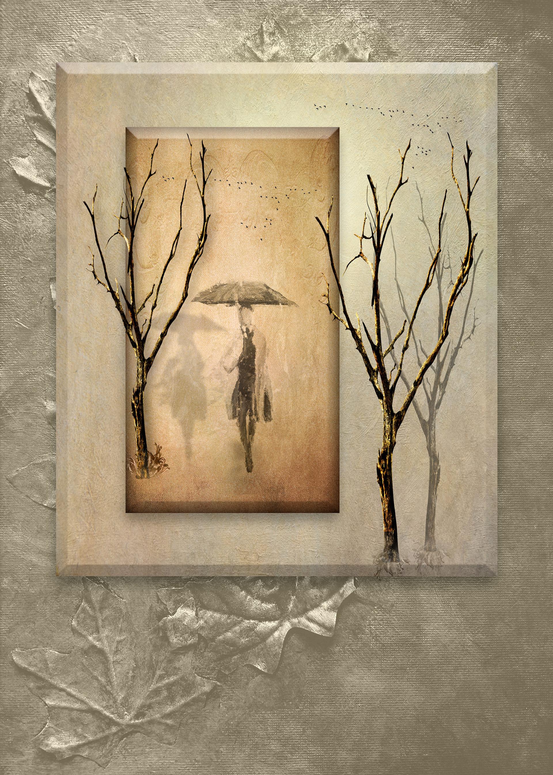 Nainen kävelee sateenvarjon kanssa puiden keskellä. Hopeaa, kultaa, vaaleaa väritystä. Marjut Korhosen teos.