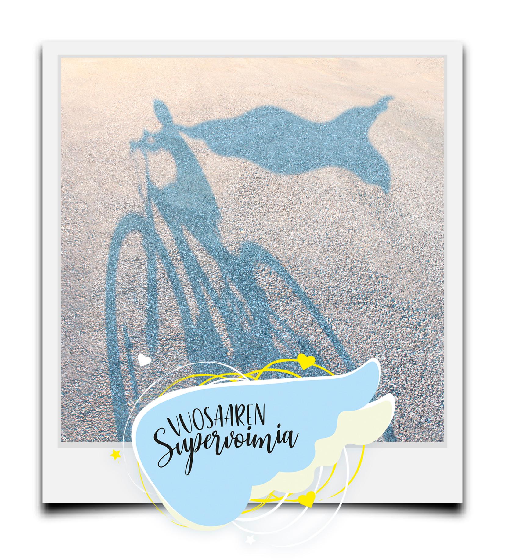 Polaroid kuva jossa maahan heijastuu pyöräilevän supersankarin varjo. Lisäksi logo 