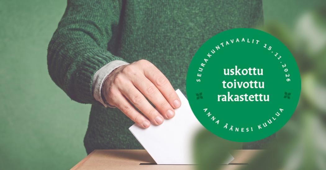Vihreäpuseroinen mies pudottaa äänestyslipuketta uurnaan