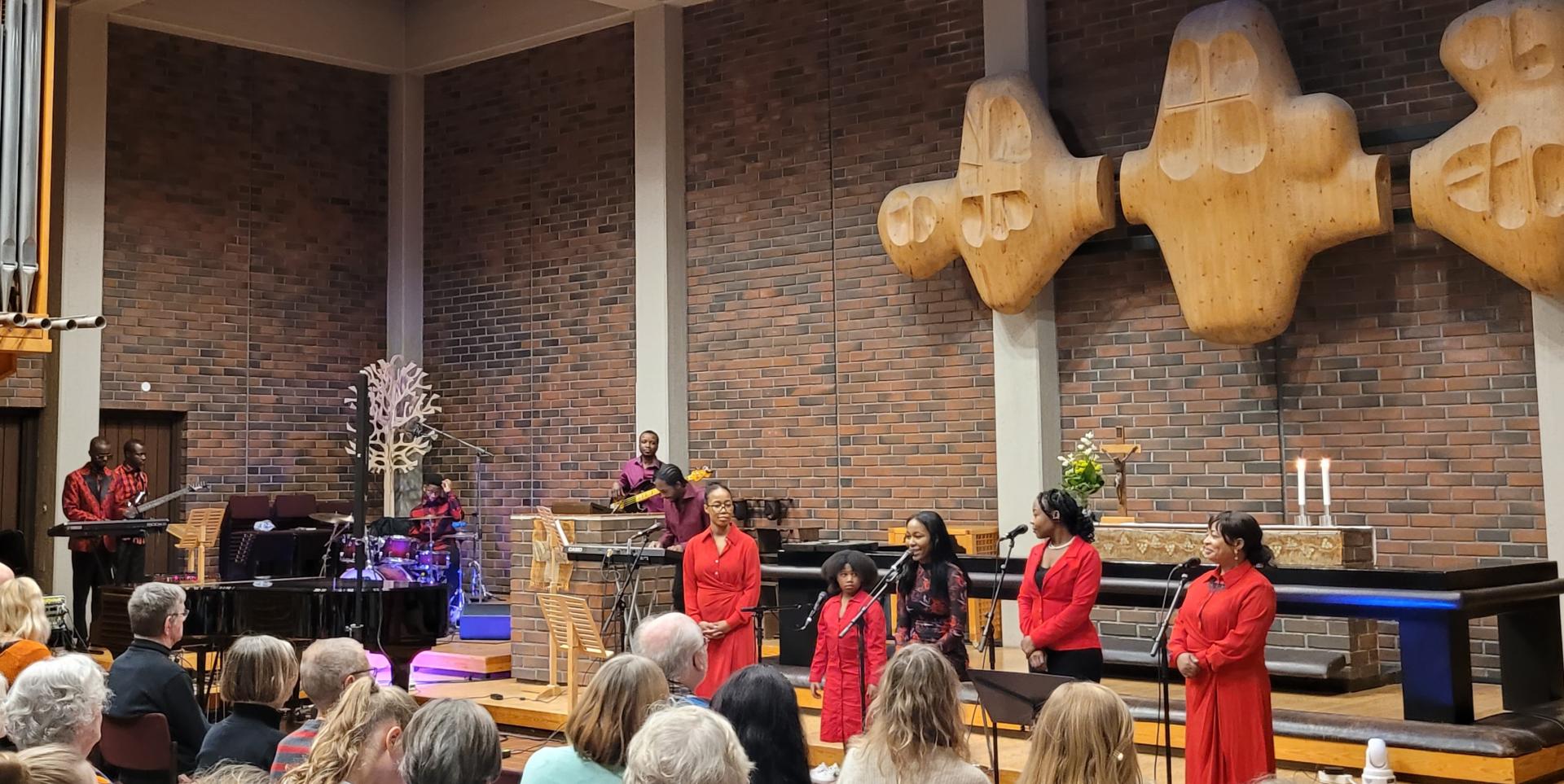 Yhtye esiintymässä Oulunkylän kirkossa