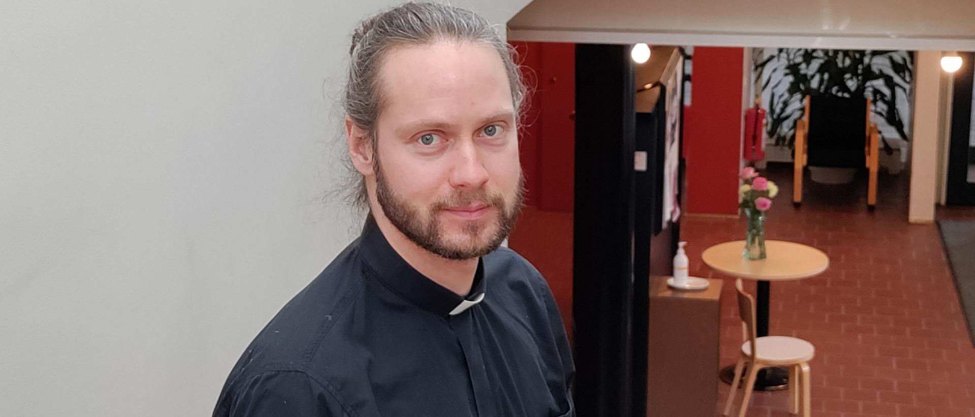 Tuomas Pitkänen puolilähikuvassa Mikaelinkirkon portaissa