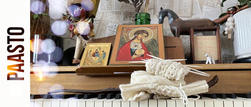 Pianon päällä kutimet ja ikoneita.