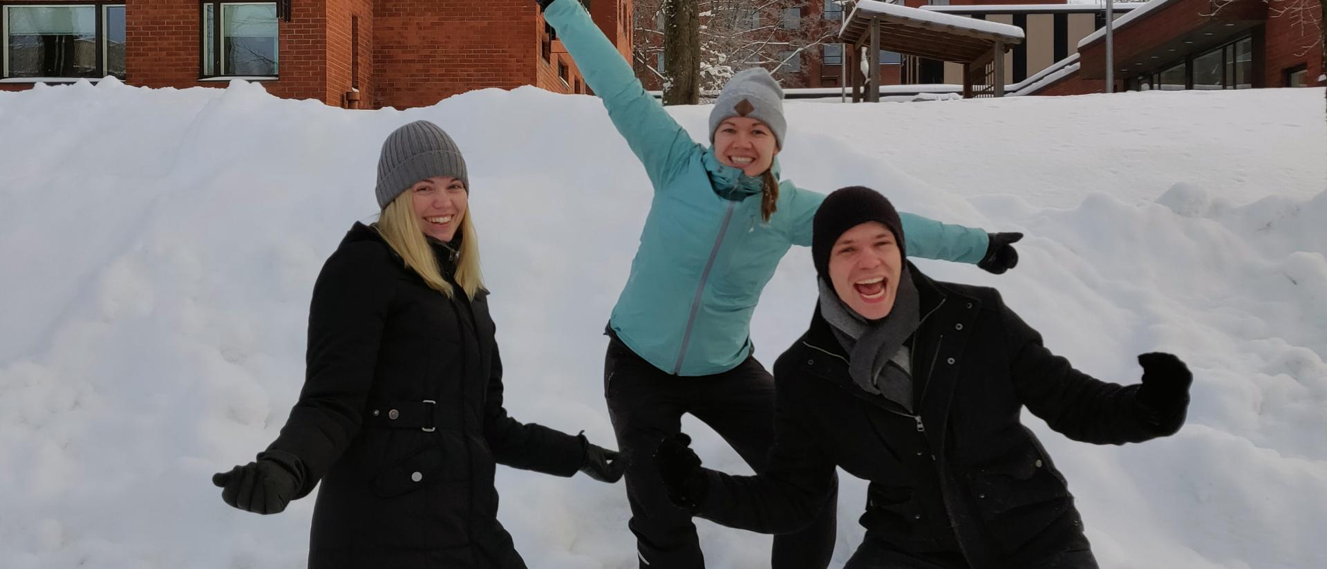 Tre anställda från Petrus församling, ute i snön. De är glada, de har kämparanda.