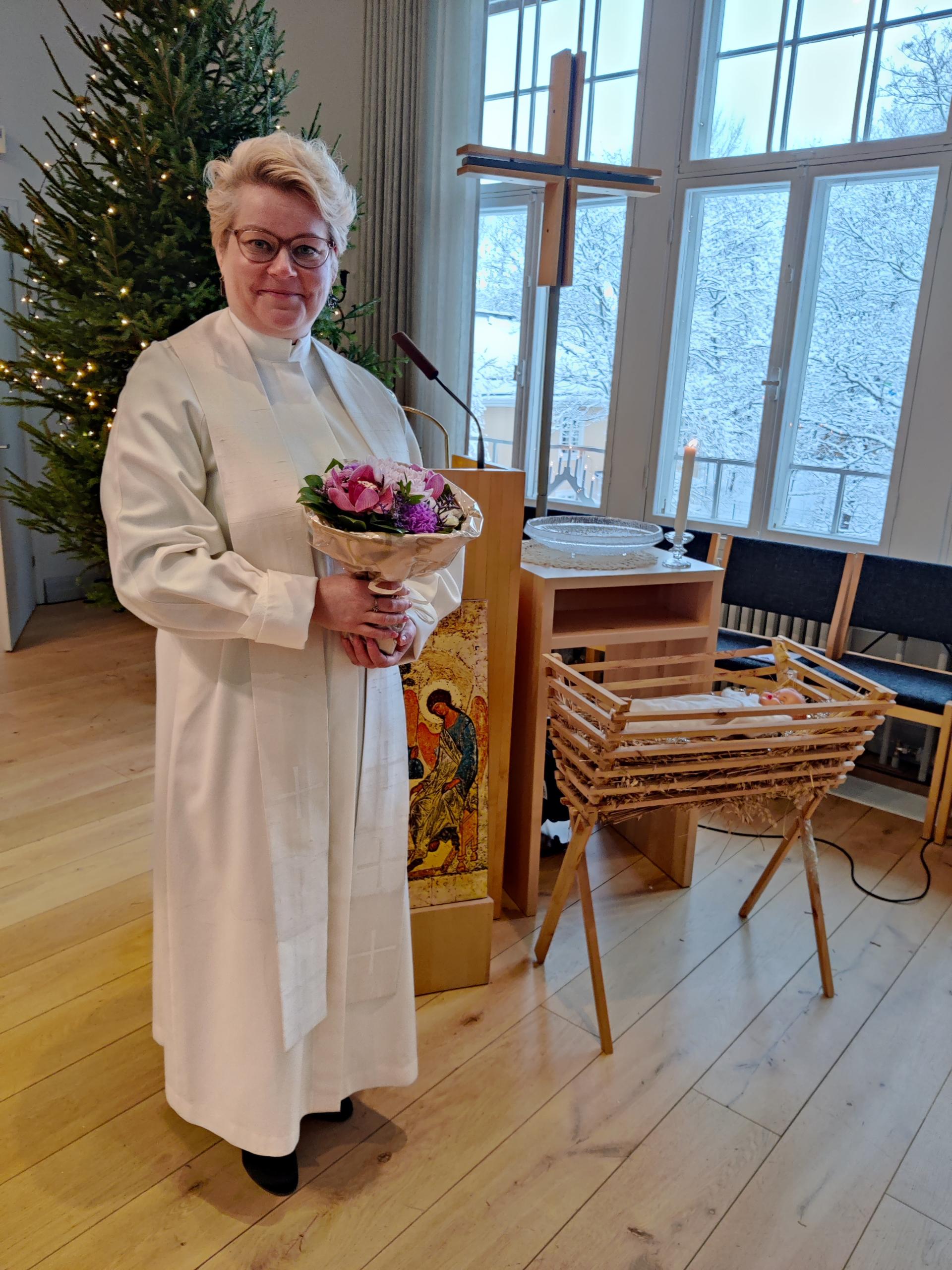 Kirkkoherra Mari Mattsson loppiaisen messun jälkeen 6.1.2022 Huopalahden kirkolla.
