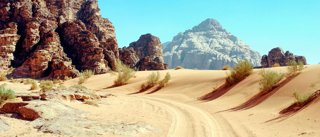 Aavikkoisessa maisemassa Jordaniassa siirtää vuori.