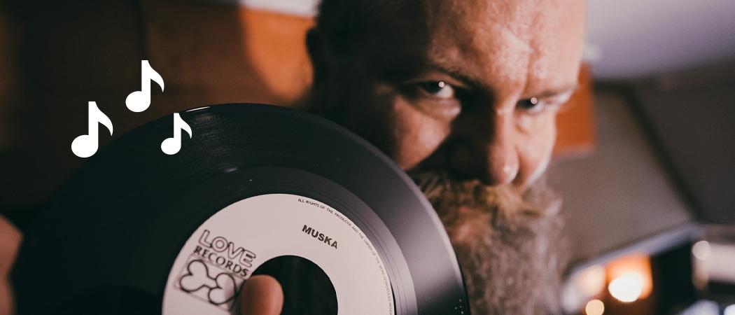 Mikko Saari esittelee vinyylilevyä.