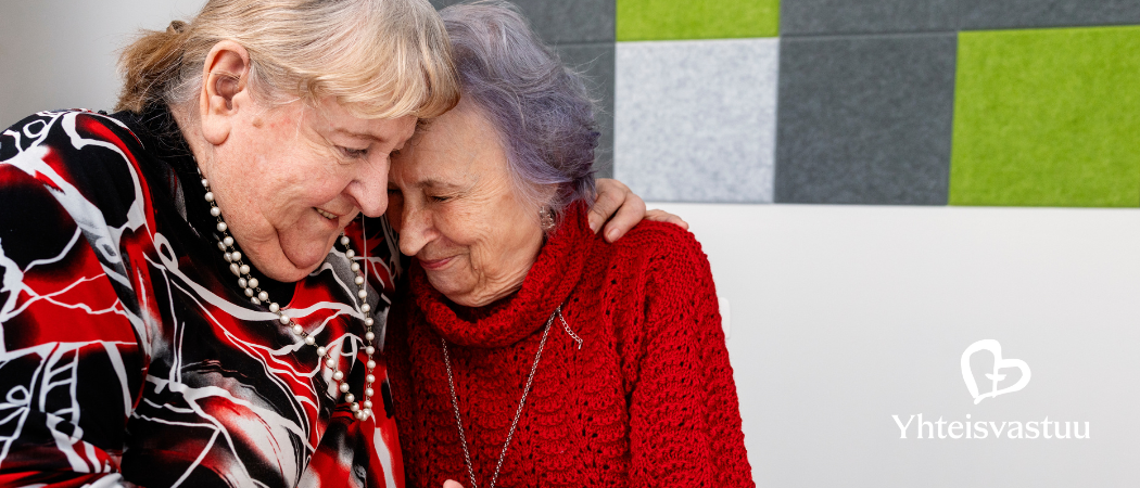 Kaksi i&auml;k&auml;st&auml; naista vierekk&auml;in, toisen k&auml;si toisen harteilla.