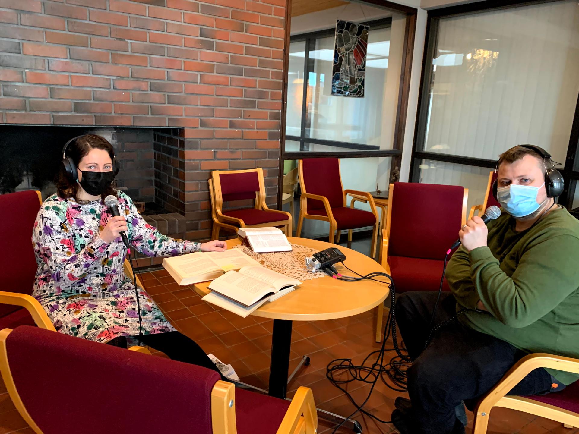 Kaisa ja Tuomas Oulunkylän kirkon takkahuoneessa nauhoittamassa podcastia