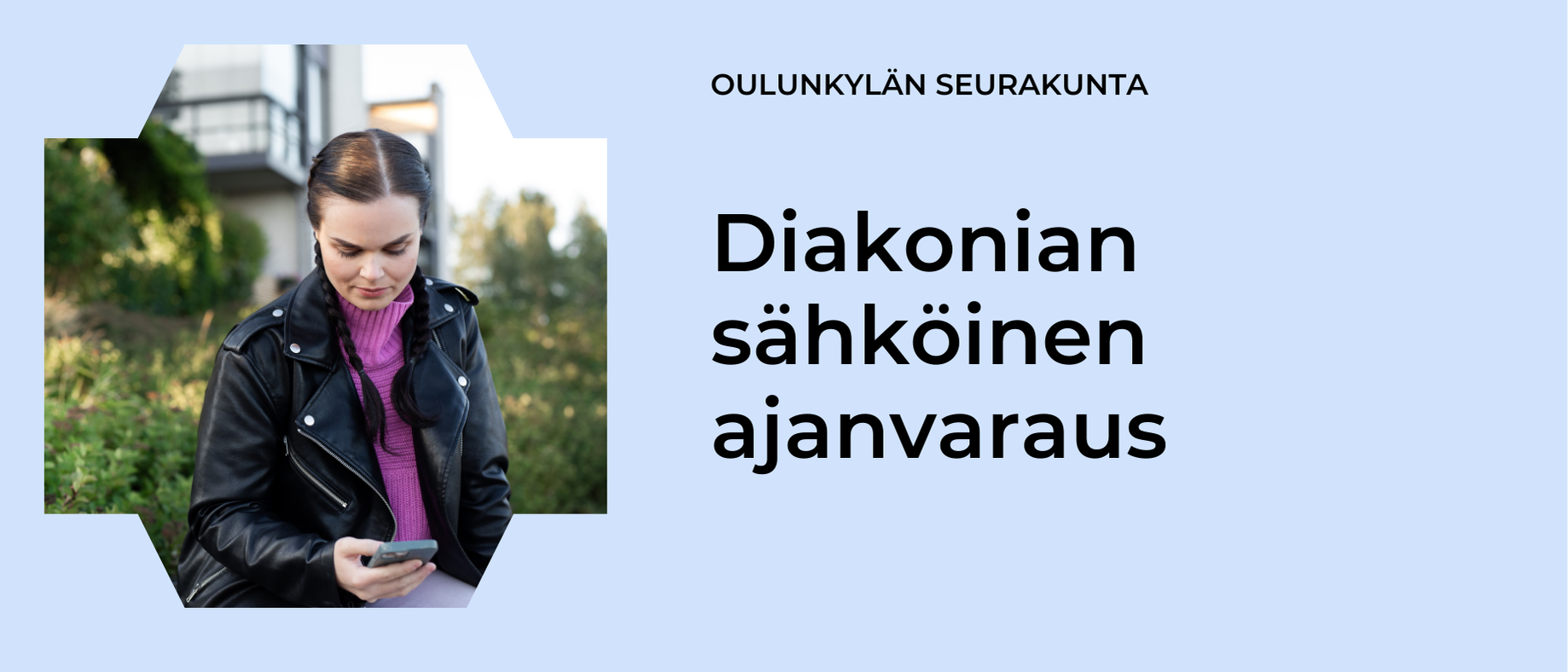 Nuori aikuinen istuu ulkona ja katsoo kännykkää nahkatakki päällä.
