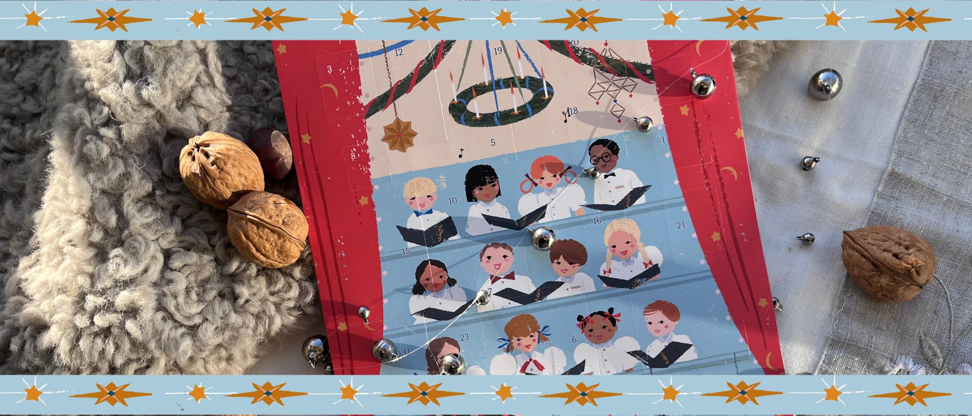 Vuoden 2025 seurakuntien adventtikalenterin kansi, jossa laulavia lapsia kuorokansiot kädessään