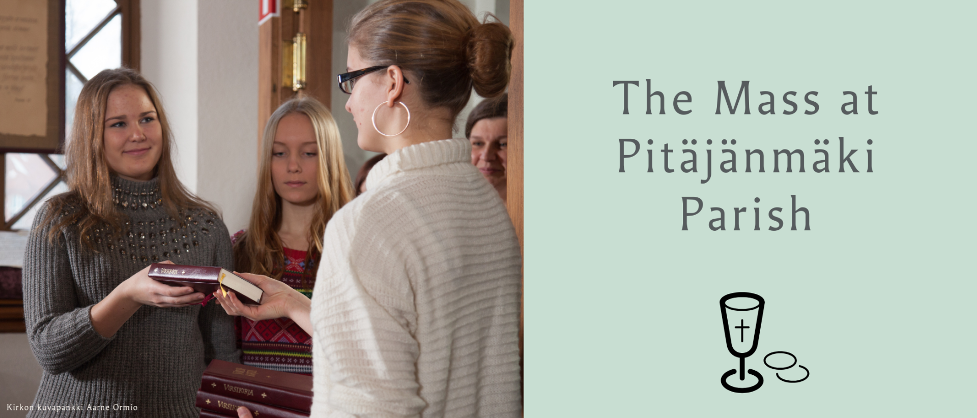Woman giving hymnals. The Mass at Pitäjänmäki parish