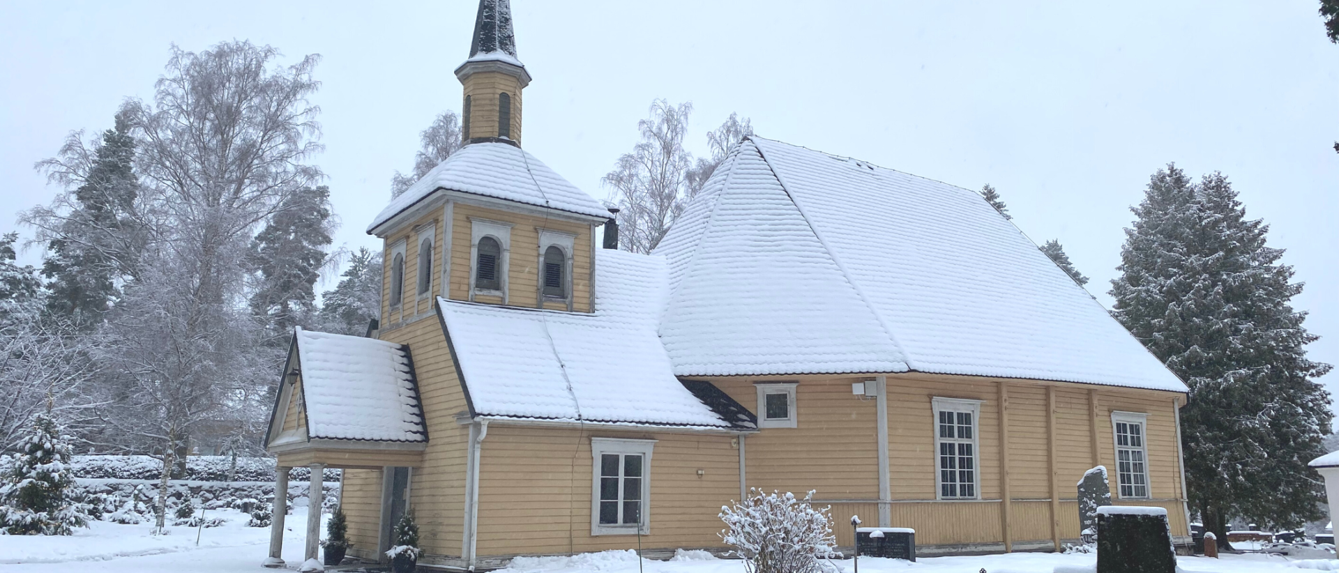 Östersundomin kirkko talvella lumisessa maisemassa