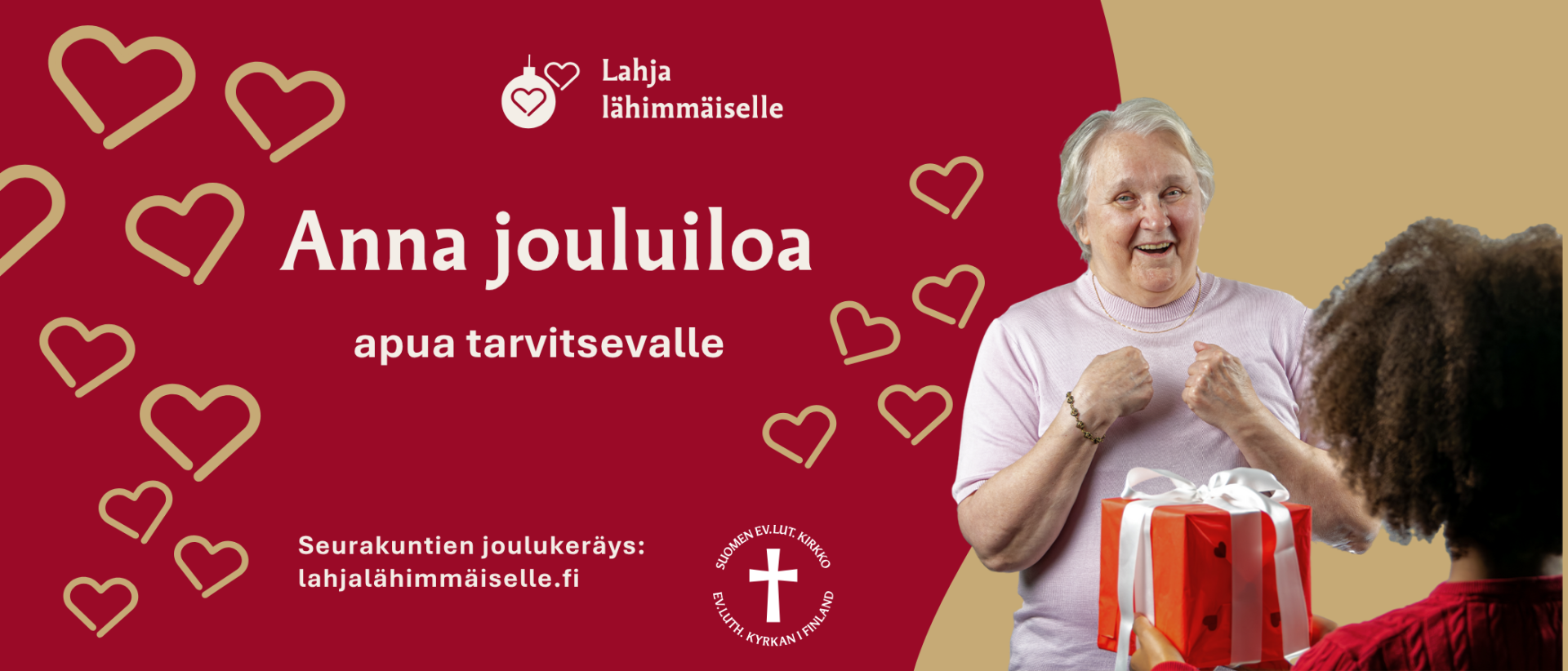 Nainen on iloinen kun hänelle ojennetaan lahjapaketti