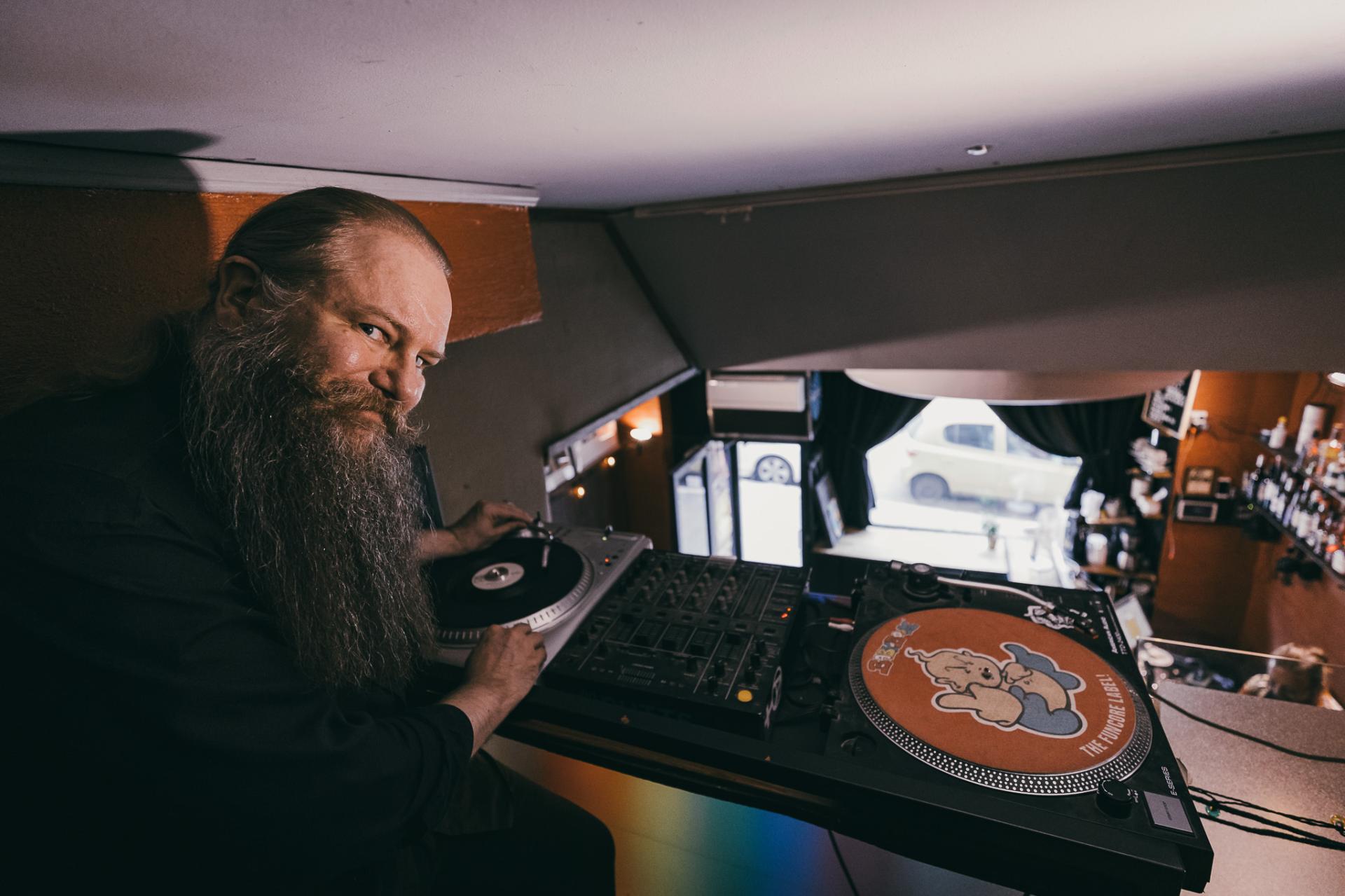 Mikko Saari bar Pulmun parvella dj-mikserin kanssa.