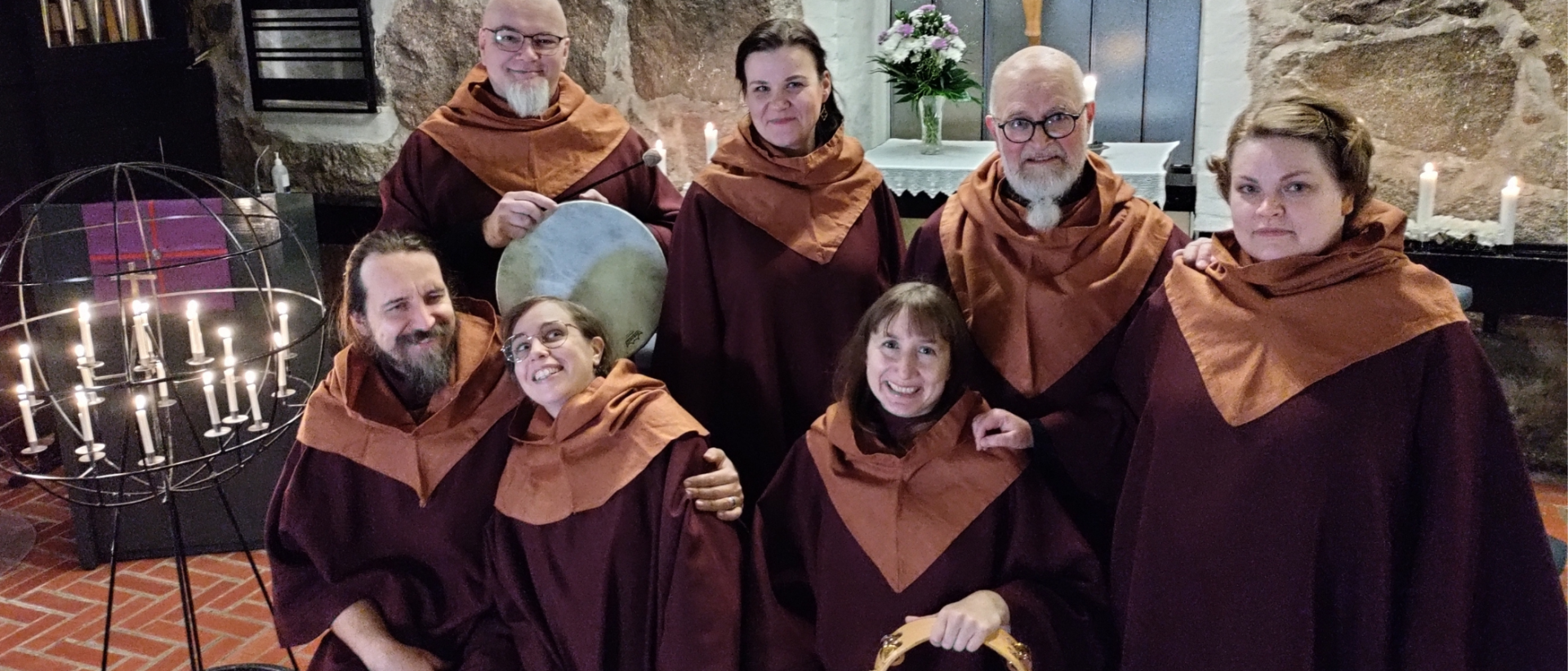 Cantus Novus keskiaikaisissa esiintymisasuissa Puotilan kappelissa