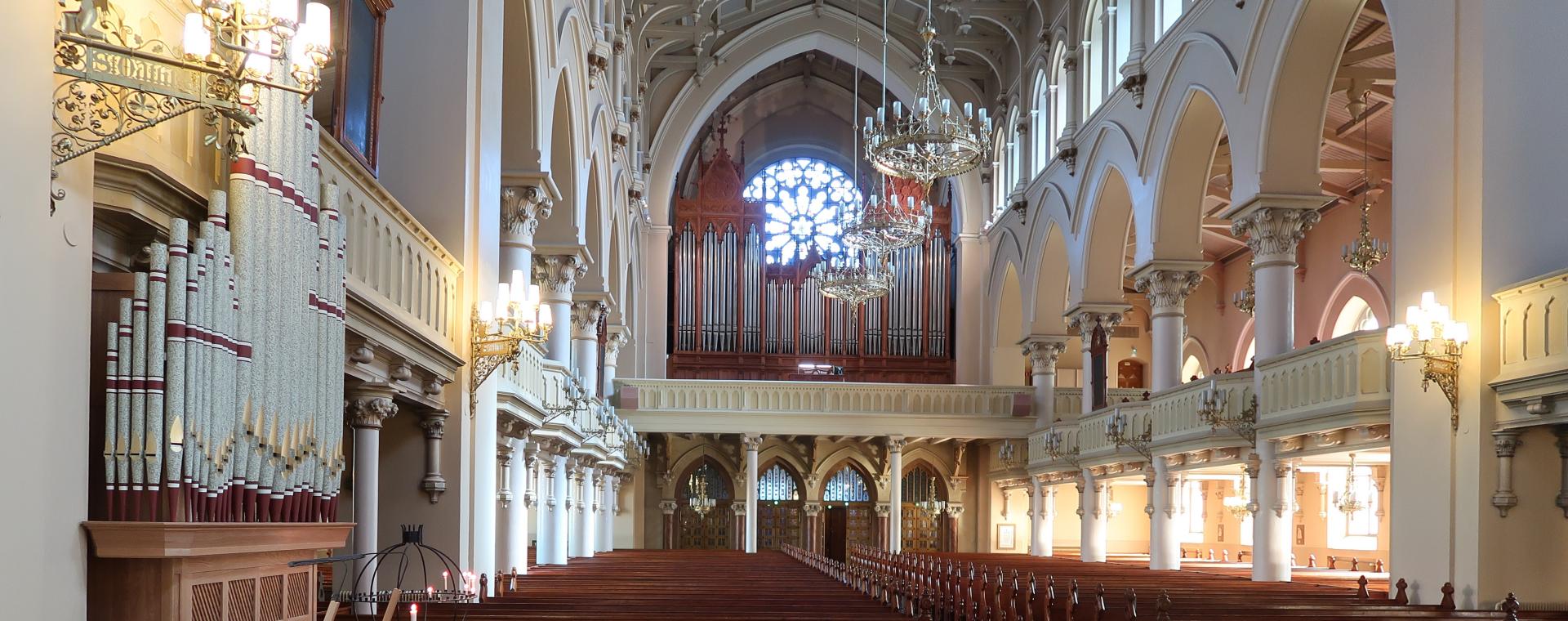 Bild på Johanneskyrkans orglar tagen framme i kyrkan av Bettina Stenbäck