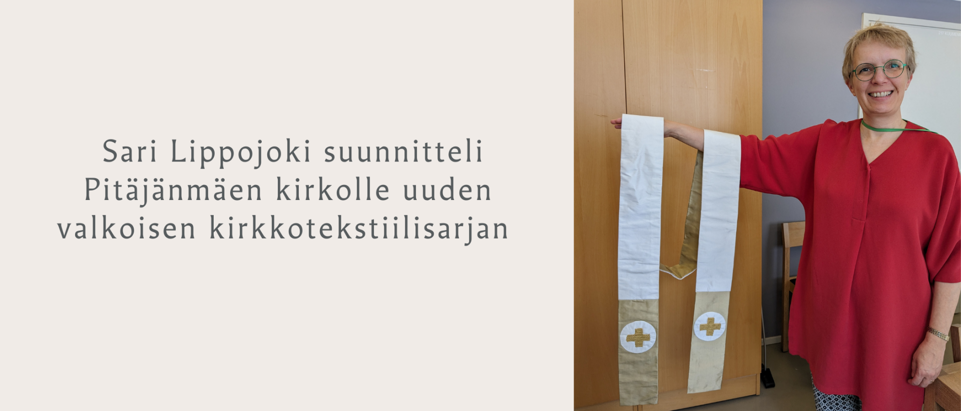Sari Lippojoki kädellään uuden kirkkotekstiilisarjan stolat. Tekstit Sari Lippojoki suunnitteli Pitäjänmäen kirkolle uuden valkoisen kirkkotekstiilisarjan