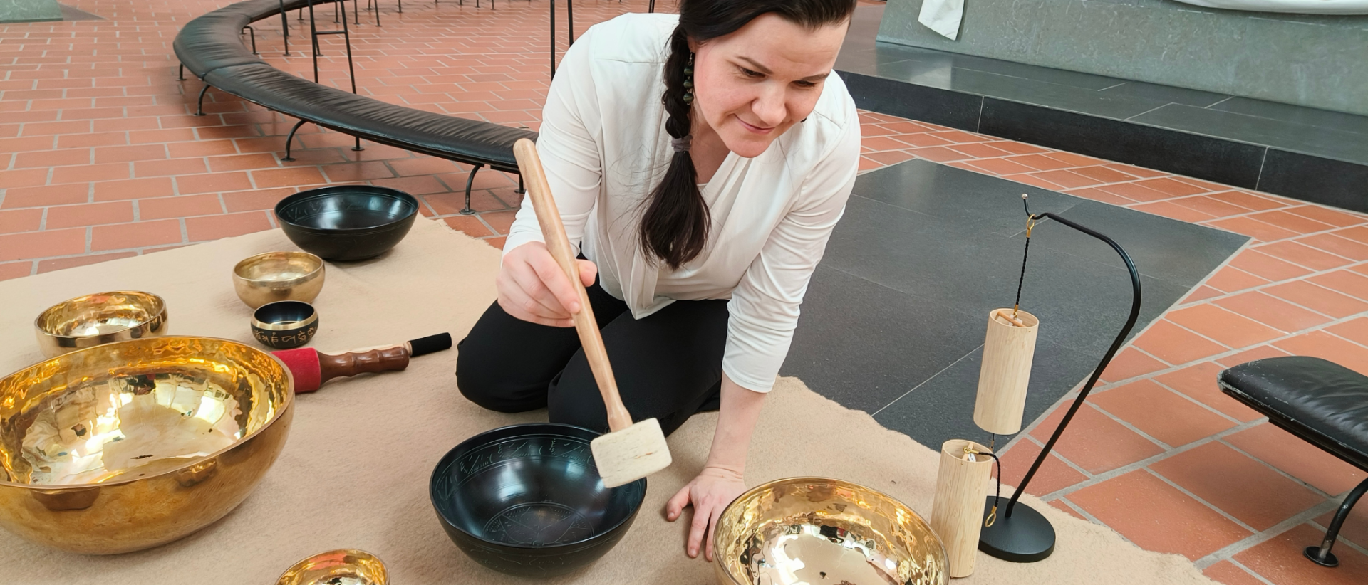 Katri Vanhamäki soittaa äänimaljoja Mikaelinkirkossa