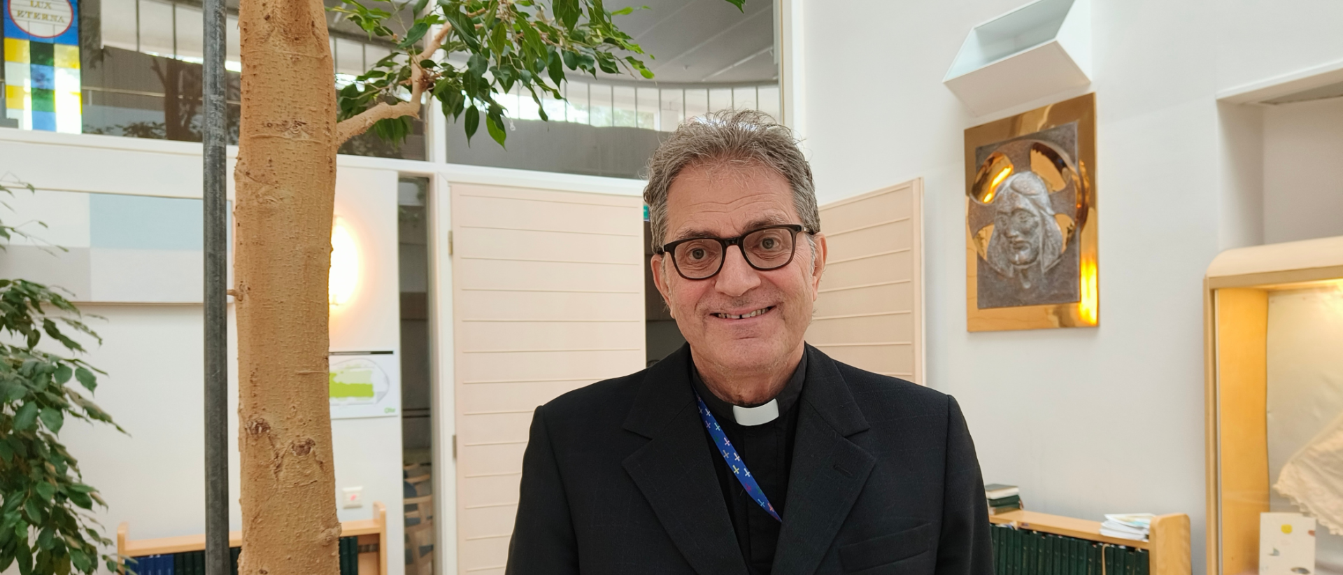 Mark Saba kuvattuna Myllypuron kirkon aulassa