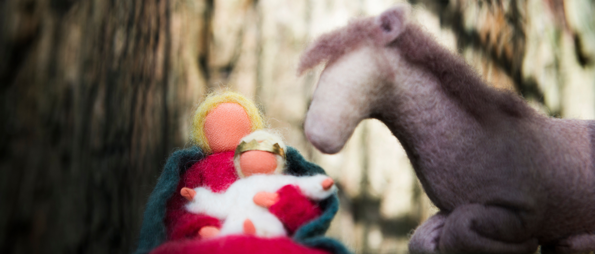 Huovutettu aasi, Maria sylissään Jeesus-lapsi kuusen oksalla