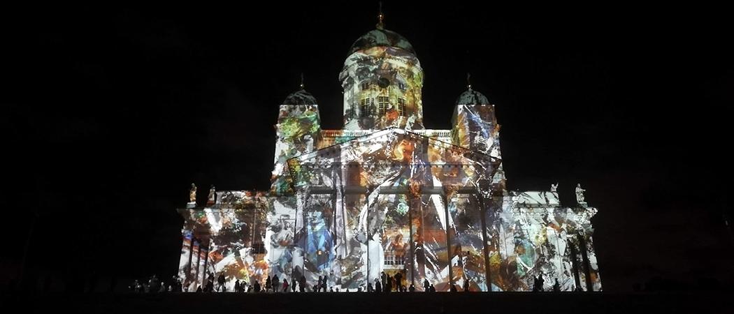 Helsingin tuomiokirkko valaistuna Lux Helsinki -valotaidetapahtuman aikana