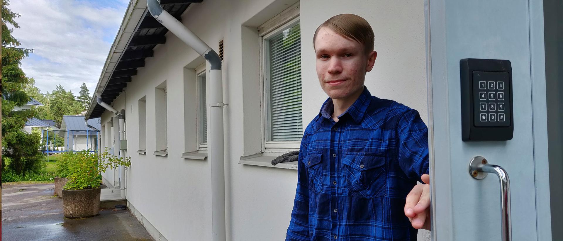 Sivari Ville Vesalahti Vartiokylän kirkon ovensuussa sinisessä paidassa
