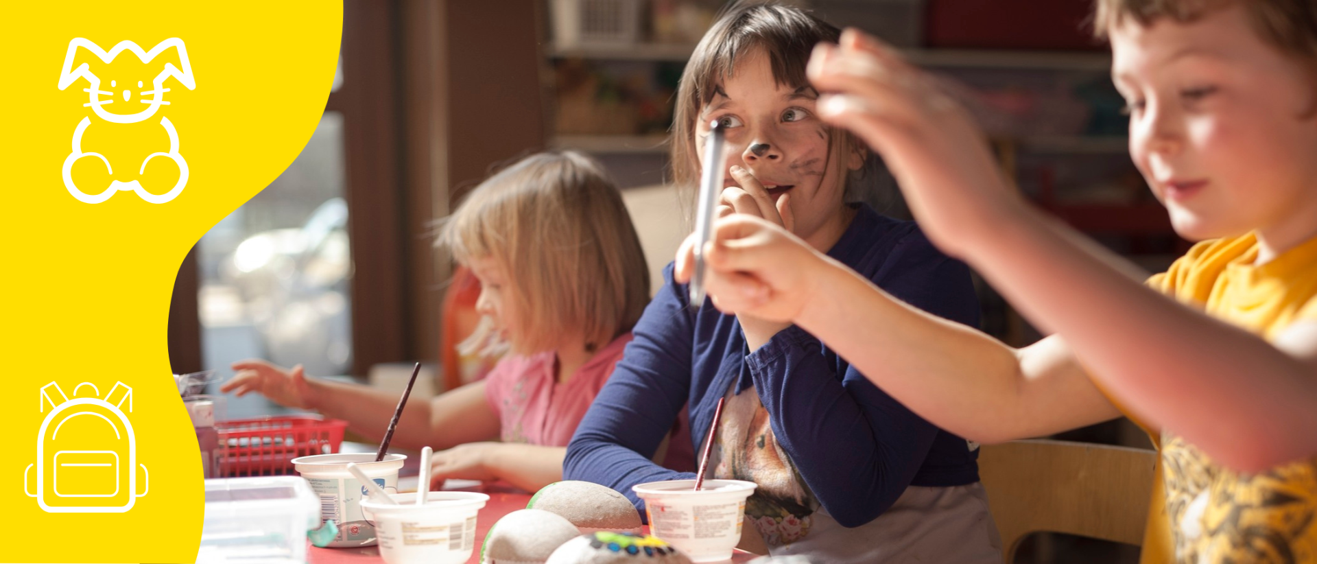 Lapset maalaavat vesiväreillä