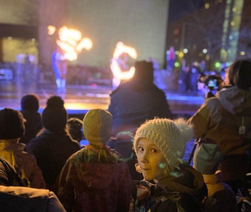 Tyttö tulishown yleisössä