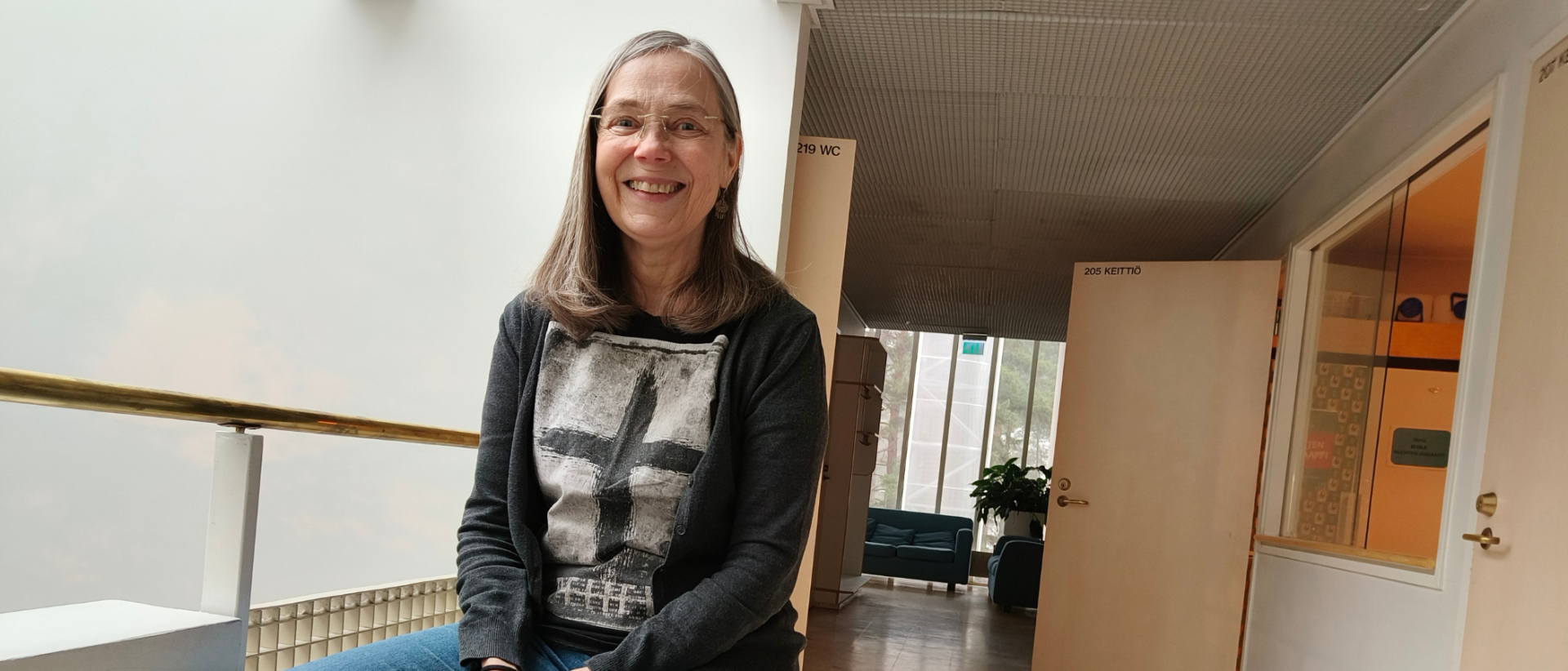 Tiina Mäki-Arvela kuvattuna Myllypuron kirkon kerhokäytävällä