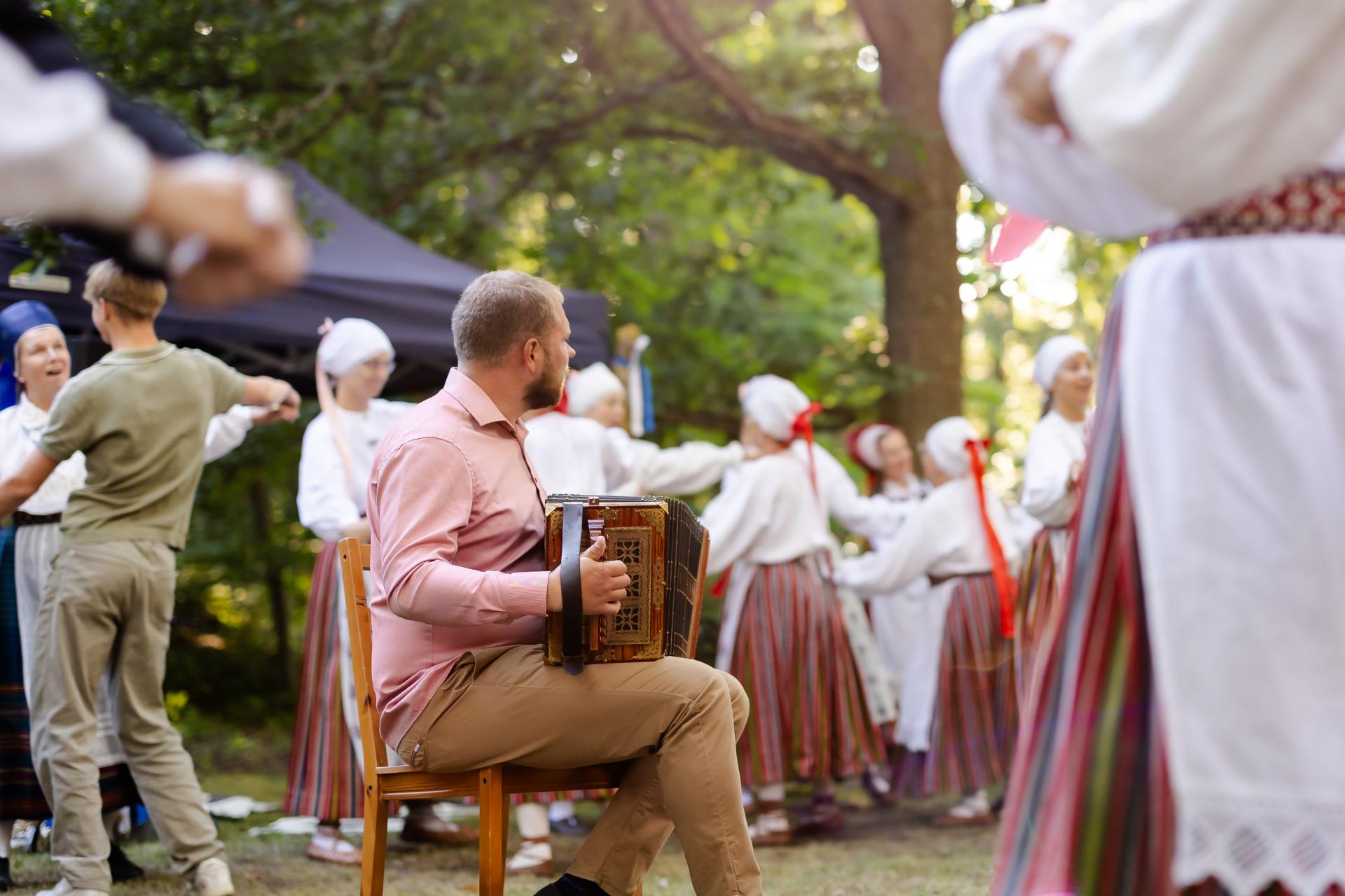 vabariigi pillimees ja tantsijad