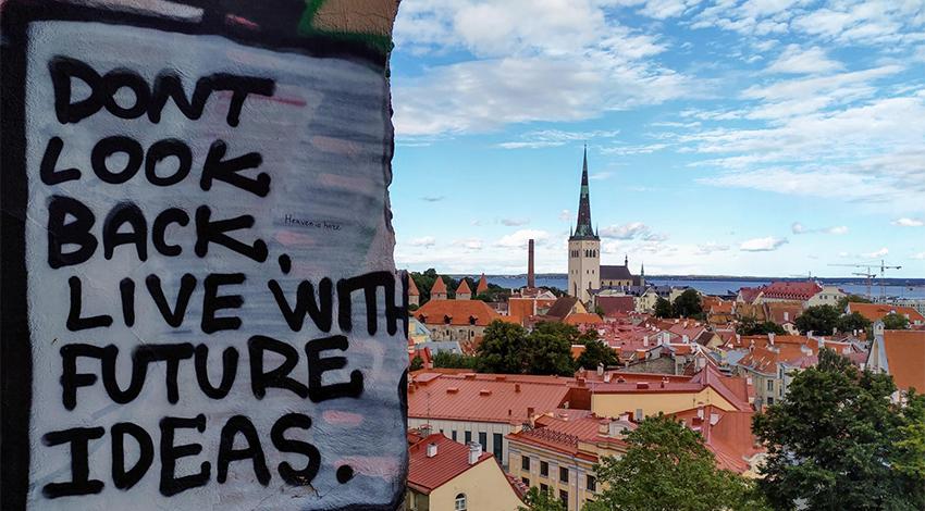 Näköala Tallinnaan Toompealta kuvattuna, vasemmalla seinäkirjoitus 