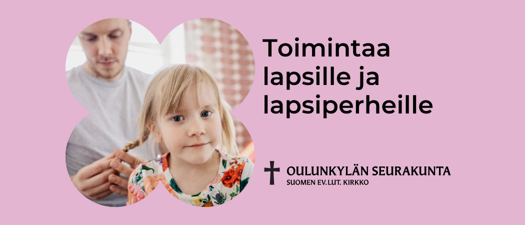 Vanhempi seisoo lapsen takana ja letitt&auml;&auml; lapsensa hiuksia. Lapsi on etualalla ja katsoo kameraan.