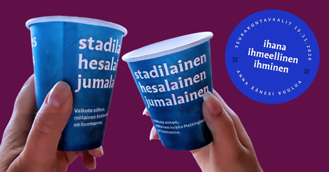 kaksi k&auml;tt&auml; jotka pitelev&auml;t seurakuntavaalien vaalimukeja k&auml;dess&auml;&auml;n