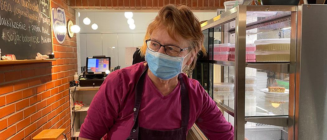 Vapaaehtoistyöntekijä Waste&Feast-ravintolassa