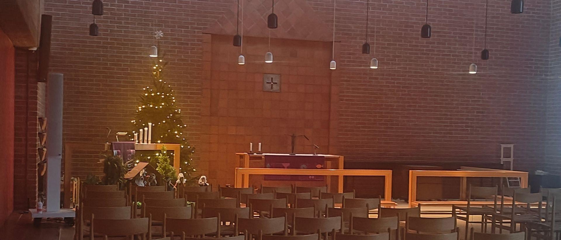 Bild av Matteuskyrkan med julgran och julkrubba