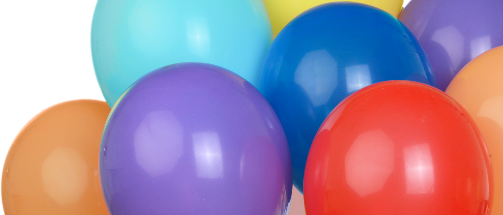 L&auml;hikuvassa iso m&auml;&auml;r&auml; v&auml;rikk&auml;it&auml; ilmapalloja