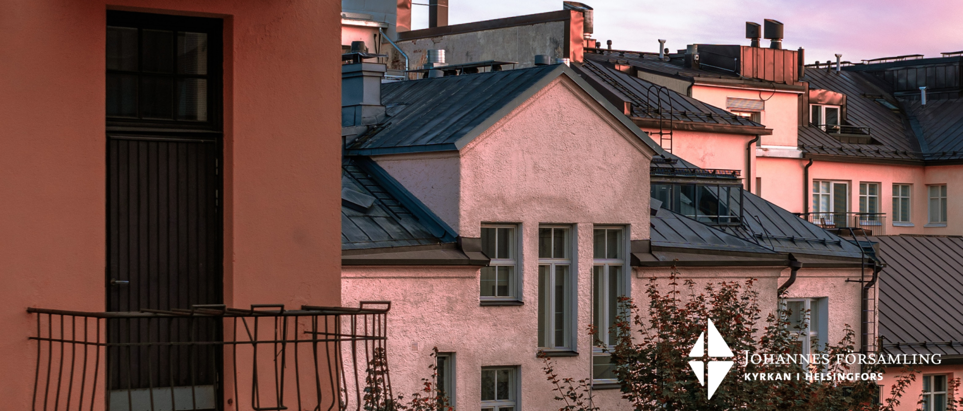 Hustak i storstad, vägg. Kvällsljus.