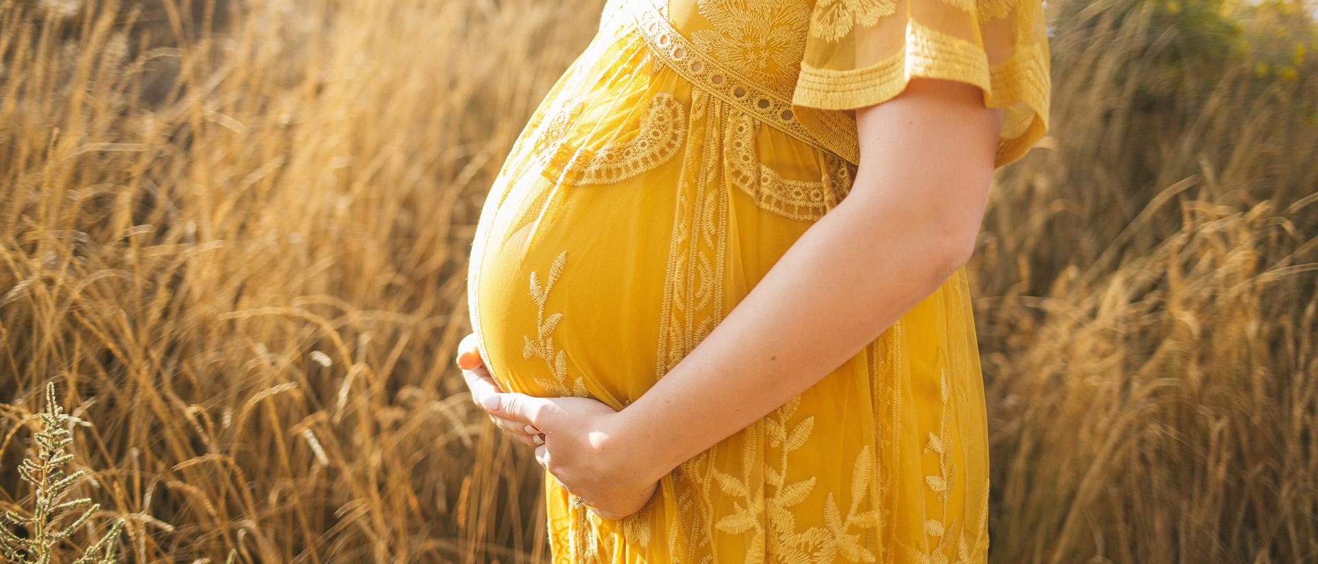 Gravid person på ett sädesfält