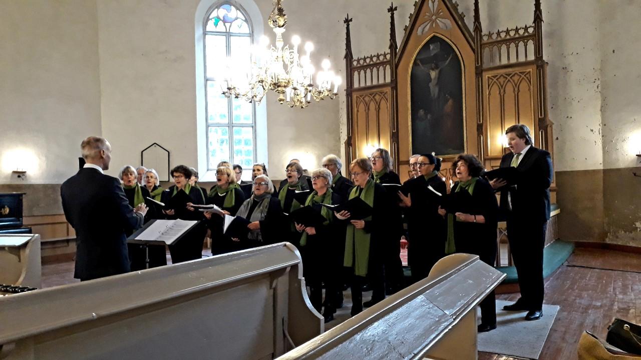 Pakilan seurakunnan kuoro laulaa Torman kirkossa.