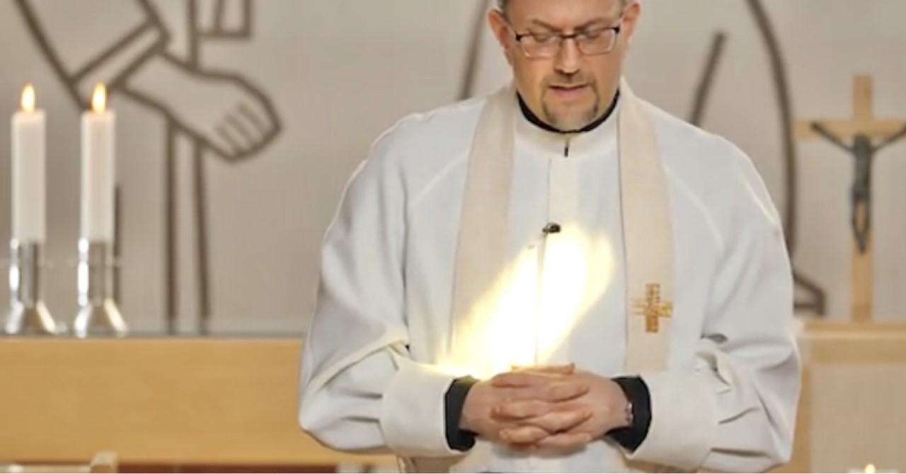 Kirkkoherra Jussi Mäkelä saarnaa Vuosaaren kirkossa.