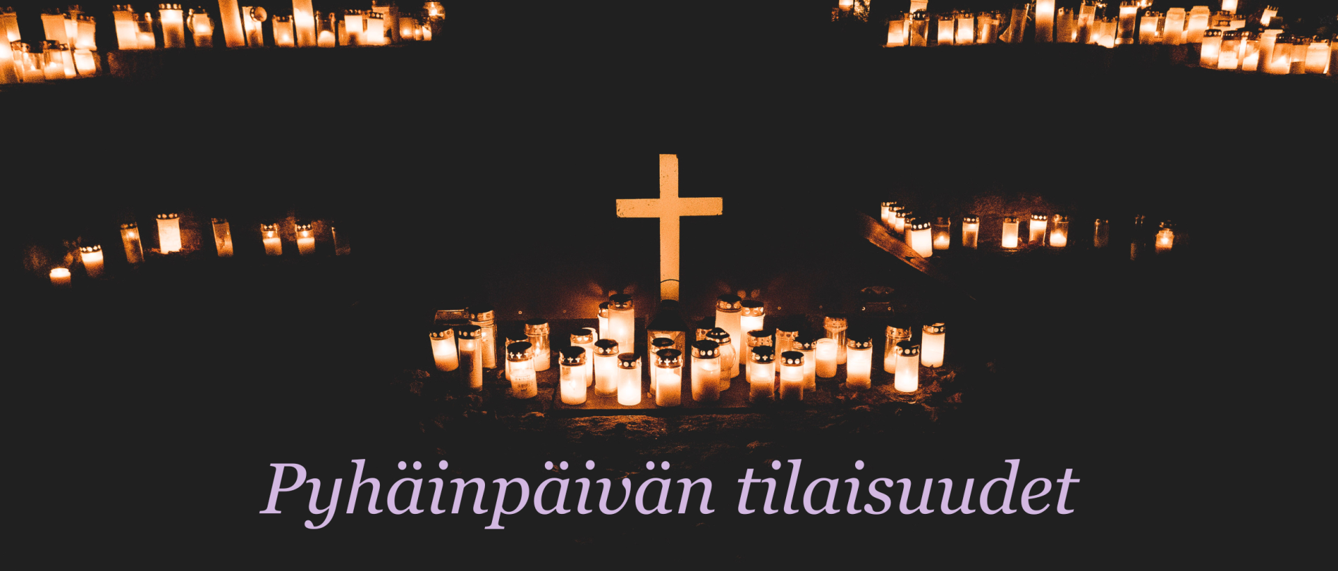 Kynttilämeri pimeässä, keskellä valaistu risti. Teksti Pyhäinpäivän tilaisuudet. Kuva Samuli Perkiö